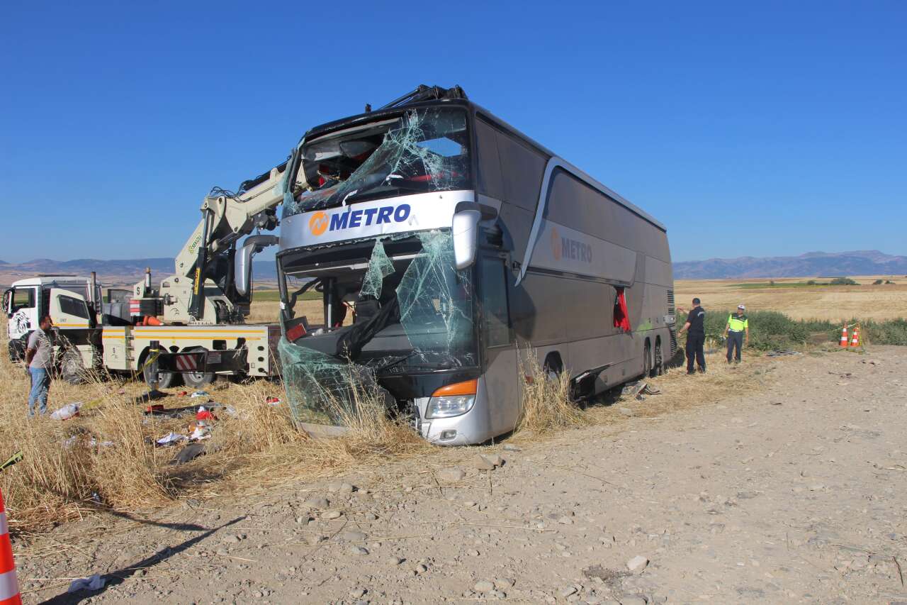 Yolcu otobüsü şarampole devrildi! 2'si ağır 46 yaralı var 1